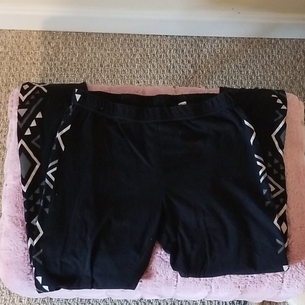Black leggings with geometric design